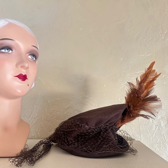 GORGEOUS 1940\'s BROWN FELT HAT WITH GATHERED CROWN, TALL FEATHERS & HALF VEIL main image 4